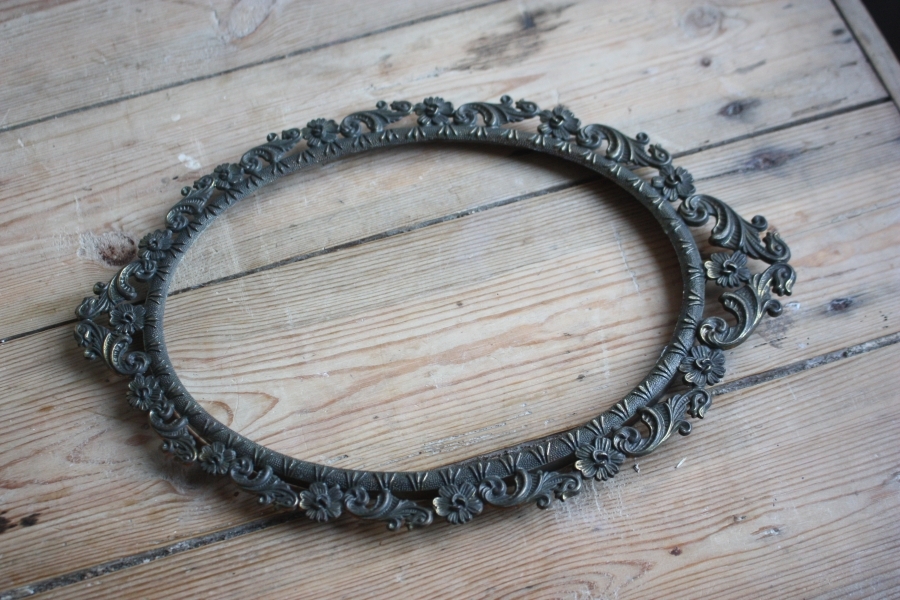 Antieke ovalen metalen kader bronskleur 21,7 x 31 cm