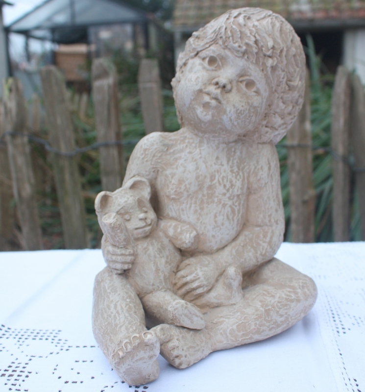 Vintage beeld aardewerk jongen en beer