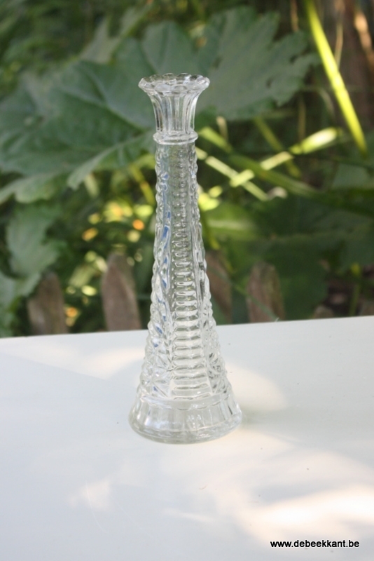 Antiek sierlijk vaasje dik glas verre pressé