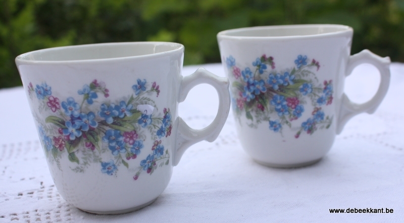 Set van 2 antieke witte tassen met blauwe bloemen