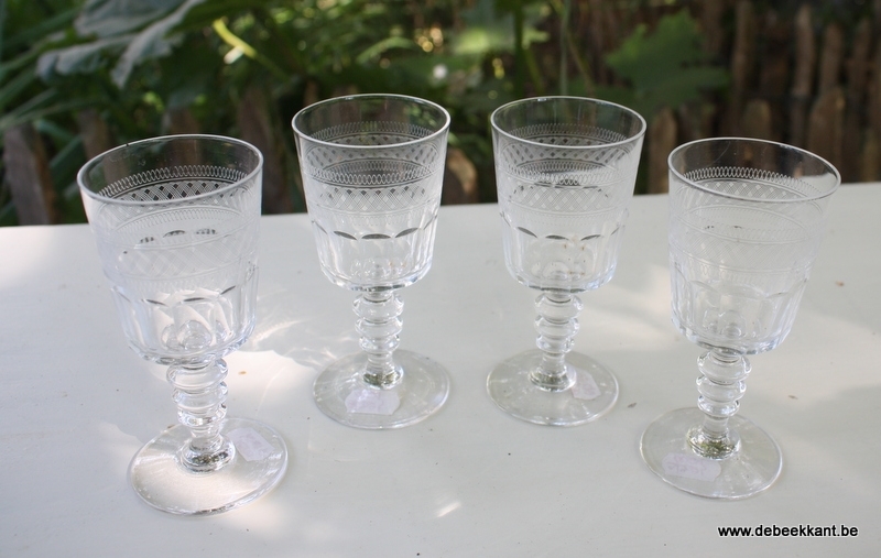 Set van 4 antieke gegraveerde glazen