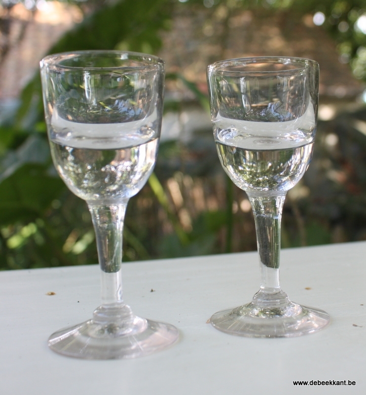Set van 2 antieke druppelglazen borrelglazen dik glas