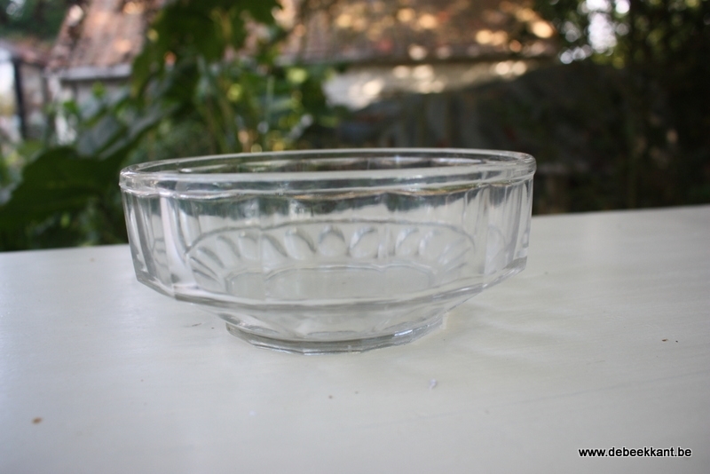 Antieke schotel dik glas