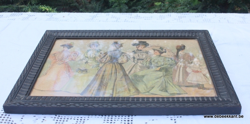 Antieke modekader met mooie houten lijst