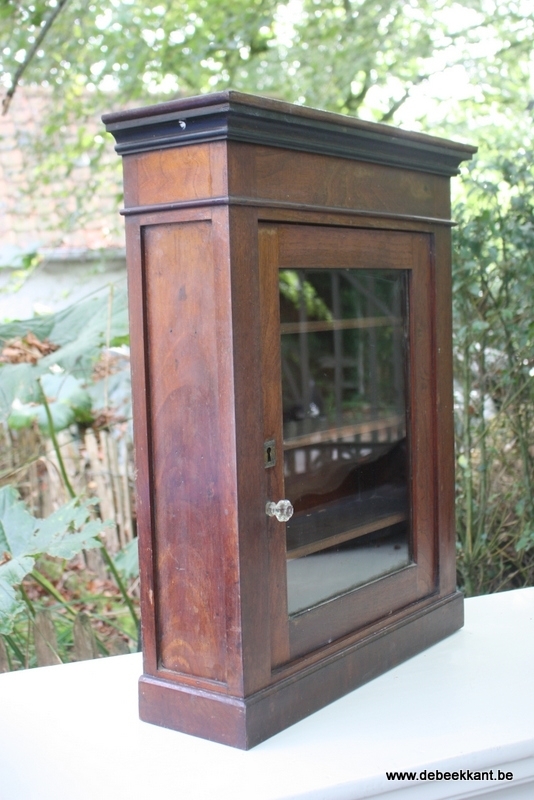 Antieke muurvitrine muurkastje vitrine