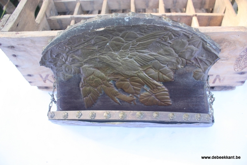 Art nouveau brievenhouder hout en gehamerd messing