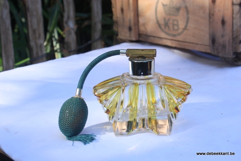 Antieke parfumfles parfumverstuiver VSL wit en amberkleurig met werkende pomp