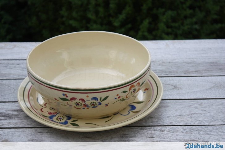 Set van antieke ronde schotel en onderschotel Boch floraal